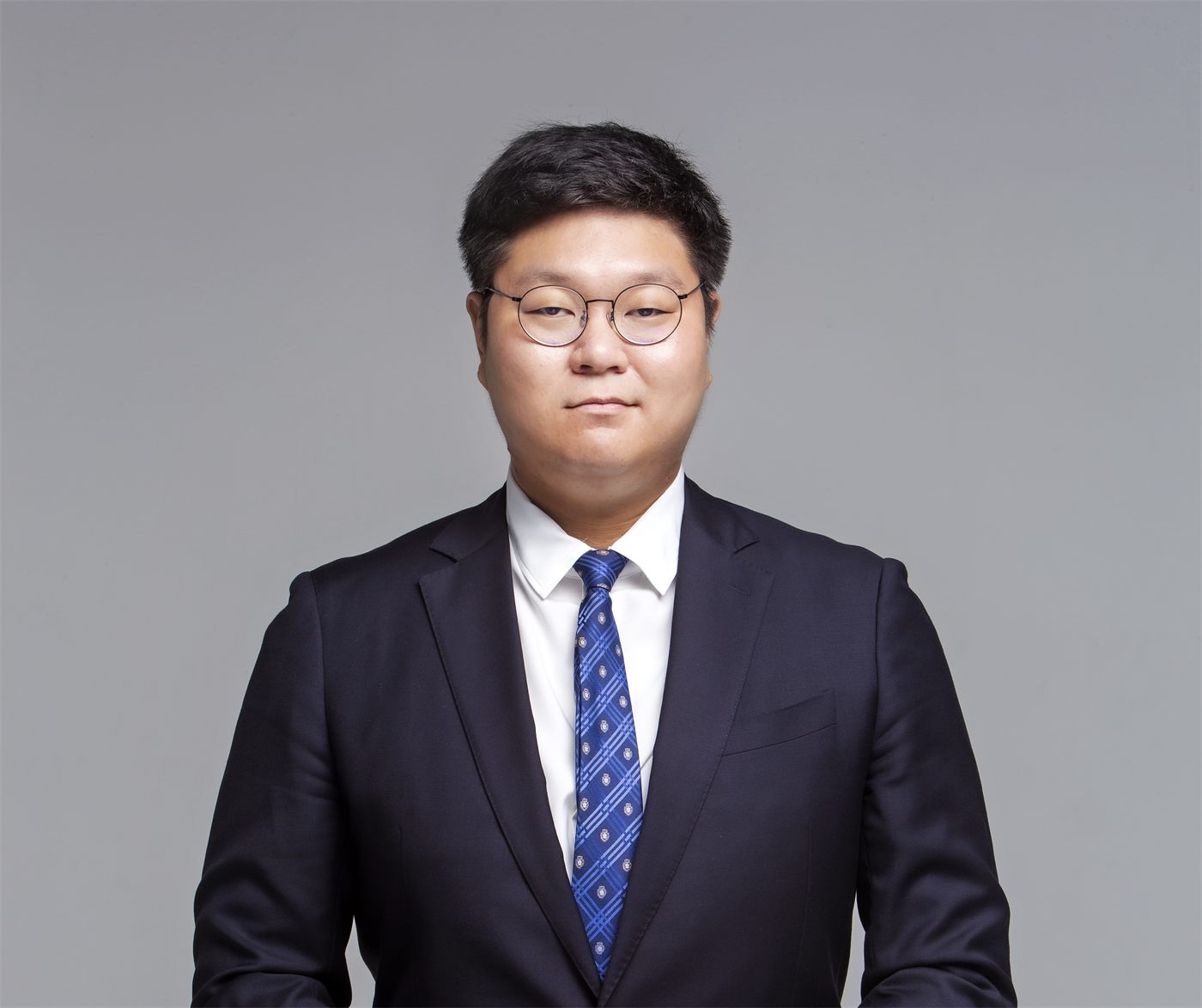 정면을 바라보는 세무회계 머니트리 송진형 대표 세무사
