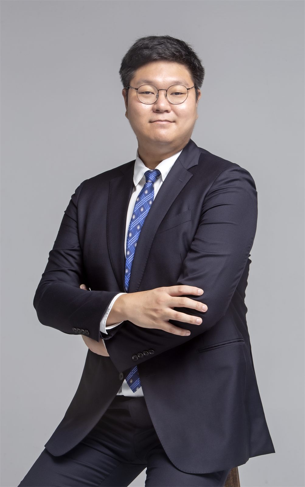 팔짱을 끼고 앉아 있는 세무회계 머니트리 송진형 대표 세무사